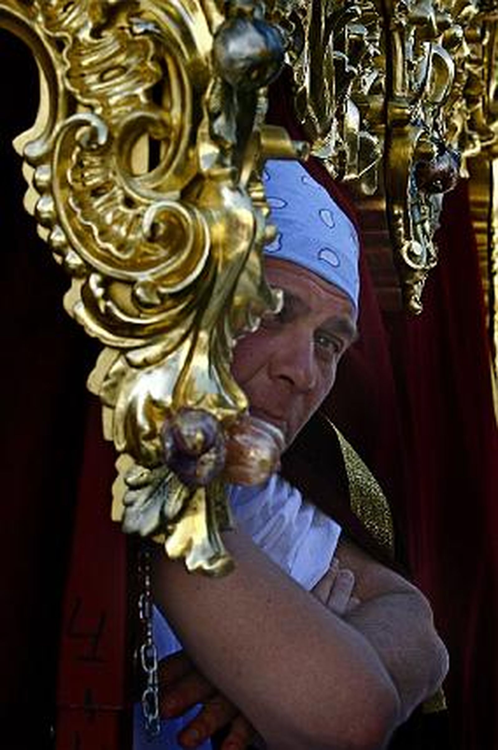 Cientos de gaditanos rinden pleitesía al paso de Cigarreras. /Fotos: Julio González