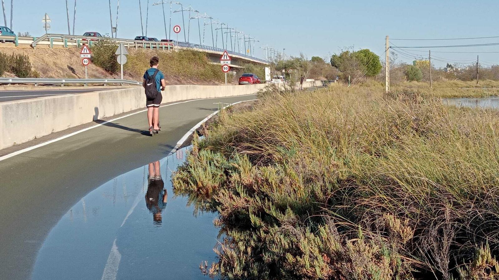 El agua también ha entrado en el carril bici del Puente Sifón. El agua también ha entrado en el carril bici del Puente Sifón.