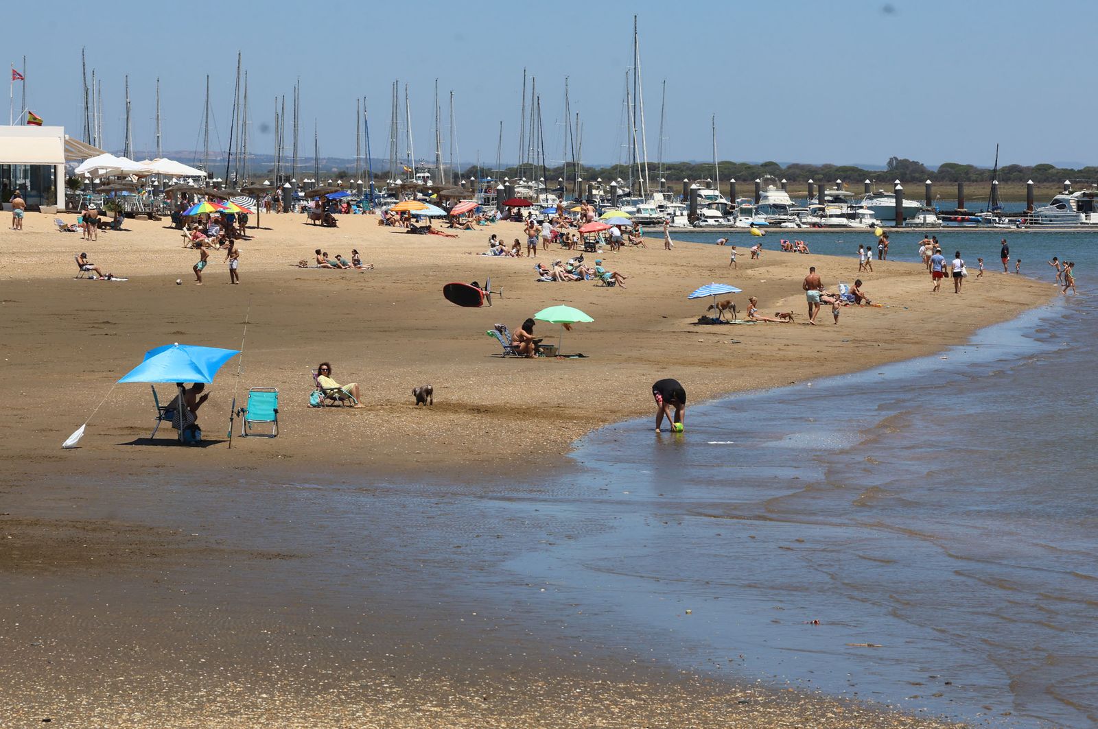 Imágenes veraniegas en Punta Umbría y en las playas de El Portil y La Bota