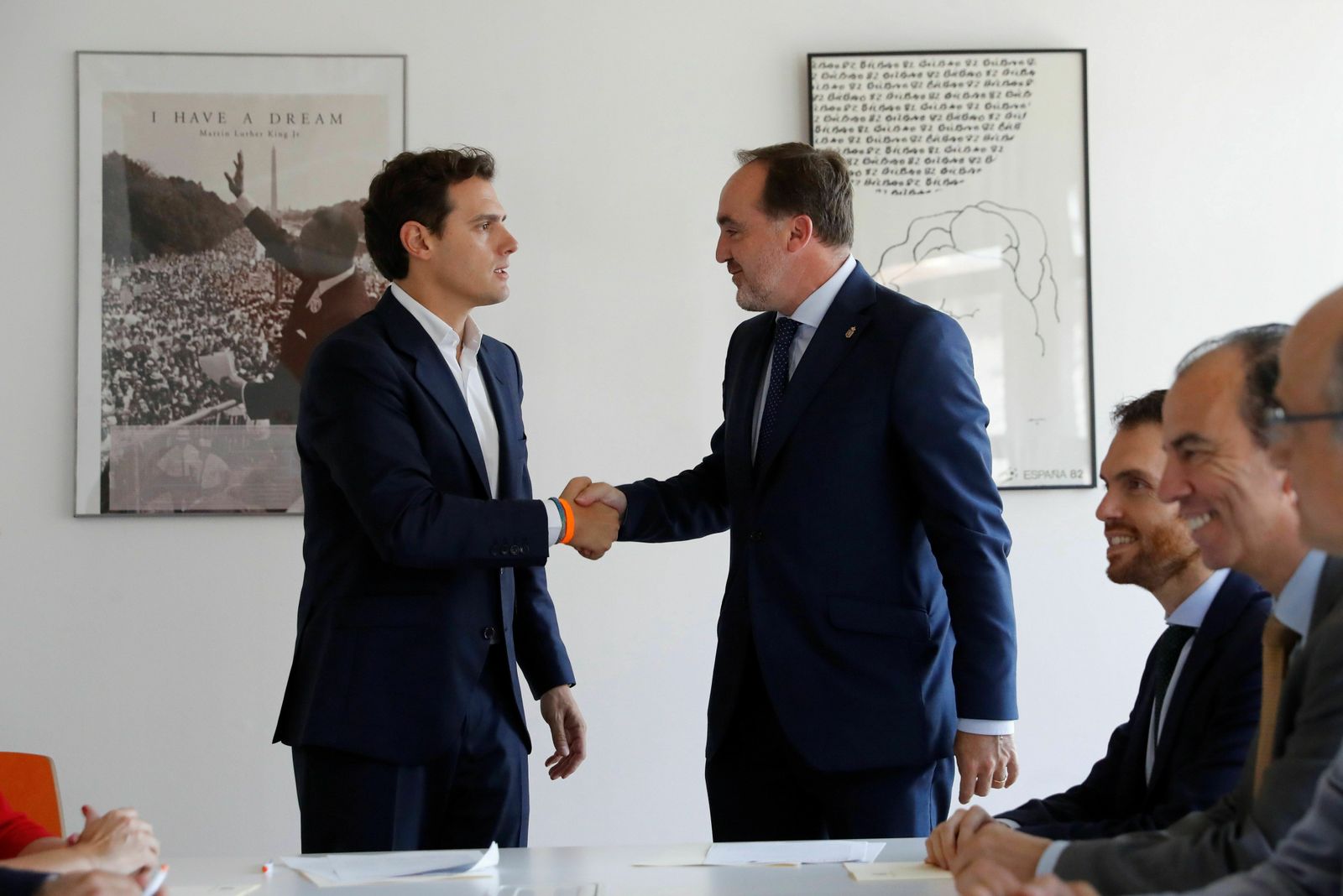 Albert Rivera (Cs) saluda a Javier Esparza (UPN) este martes en Madrid.