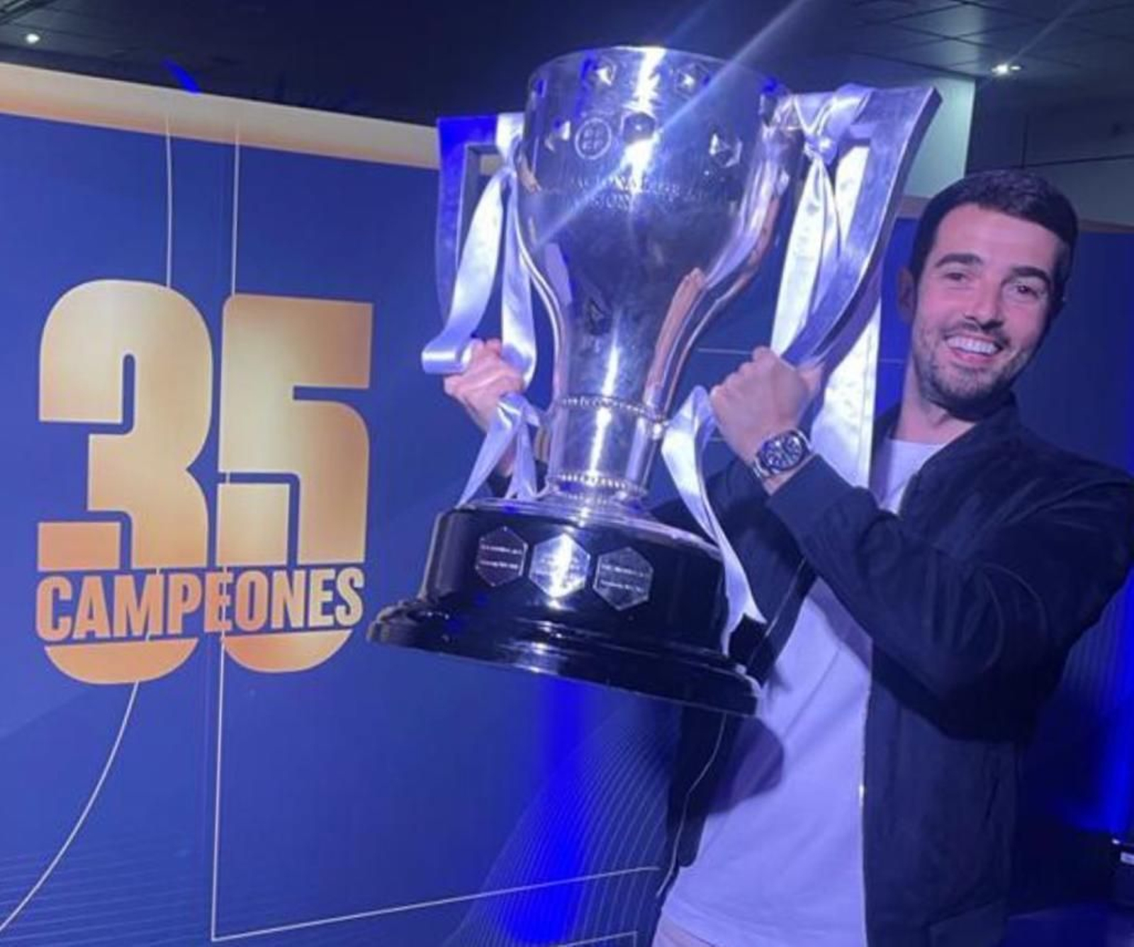 Ignacio Boto con el título de Liga del Real Madrid.