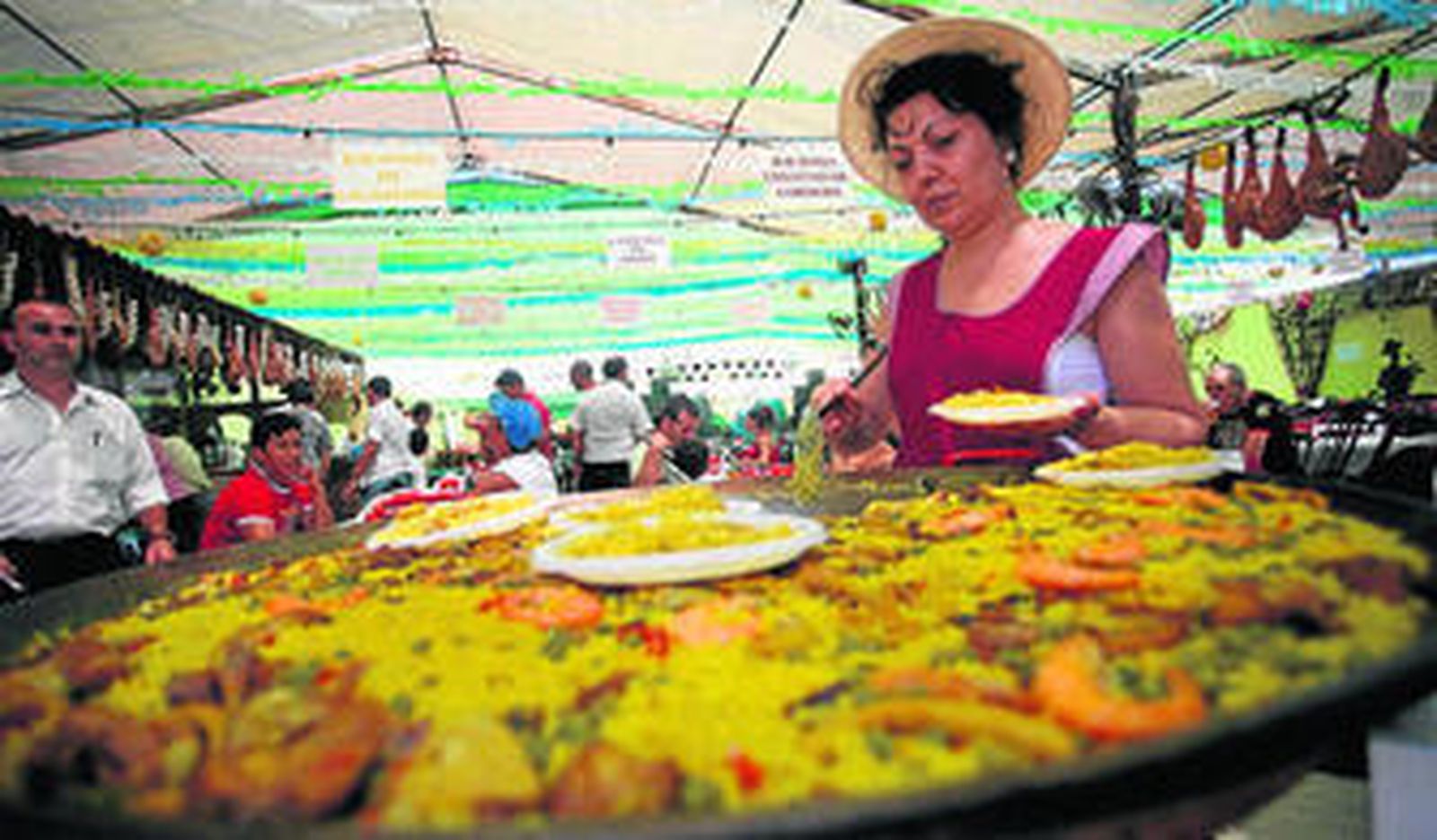 Platos de paella servidos en una caseta de la Feria de Málaga.