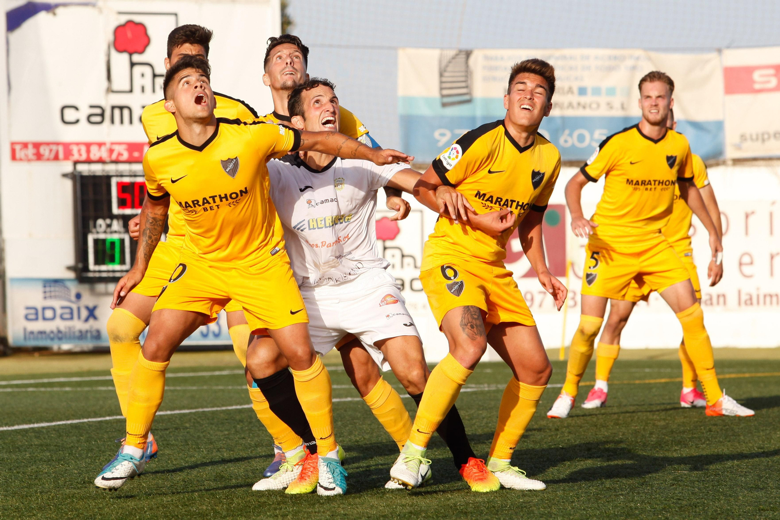 El Atlético Malagueño defiende un balón aéreo.