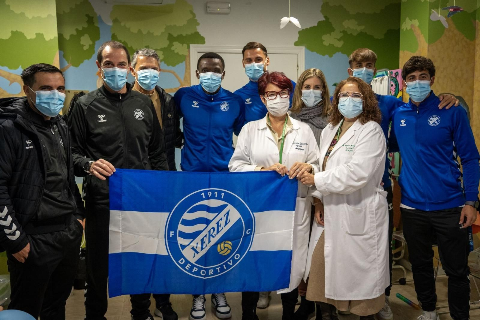 Imágenes de la visita del Xerez DFC al Hospital de Jerez y al San Juan Grande