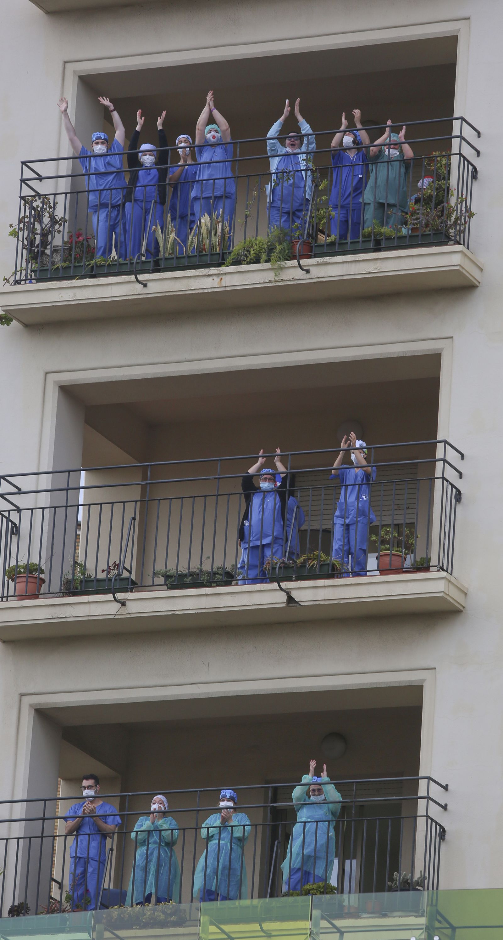 Coronavirus en Málaga: Aplausos que emocionan en el hospital Regional, en fotos