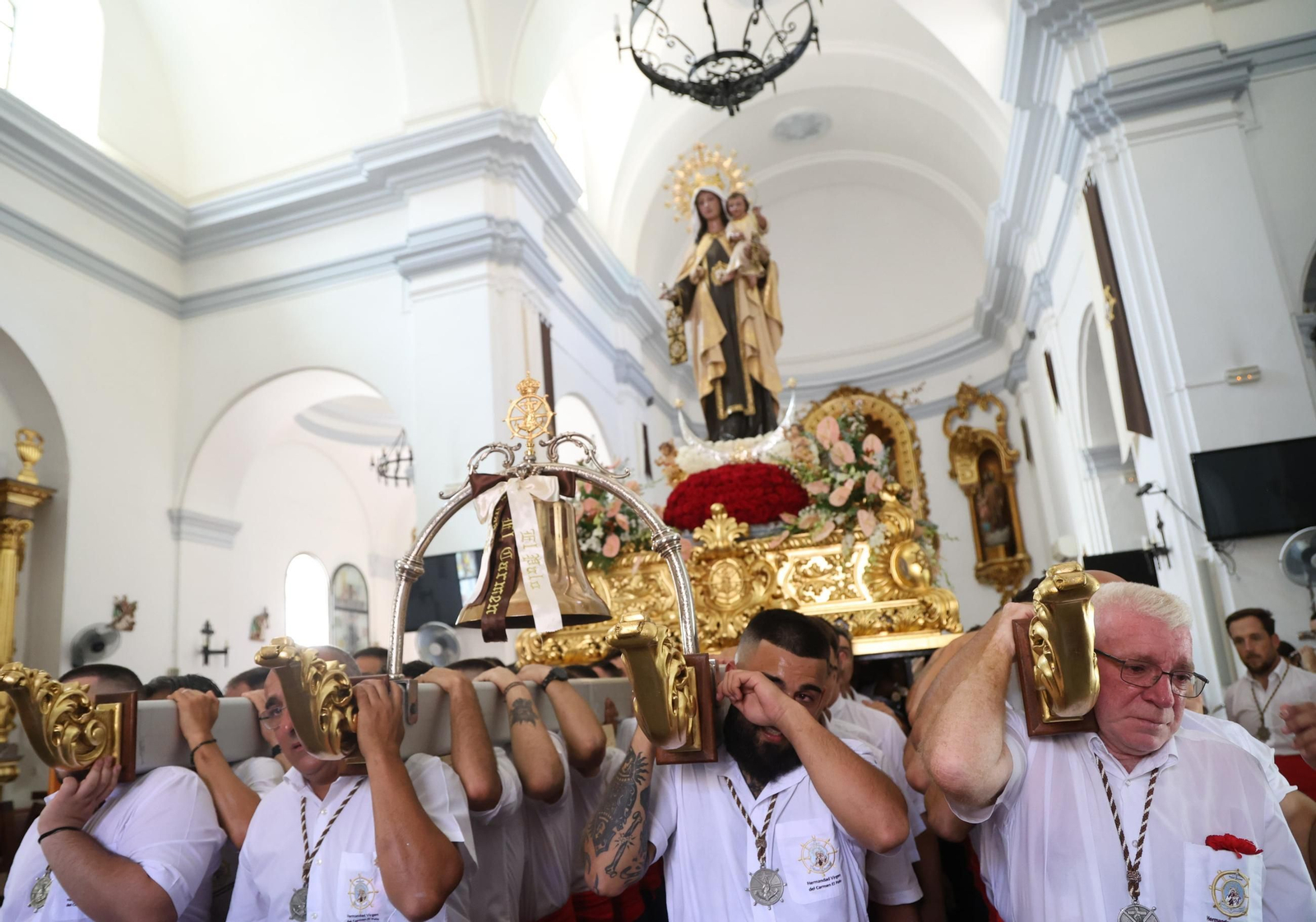 La Virgen del Carmen de El Palo en su templo, antes de salir.
