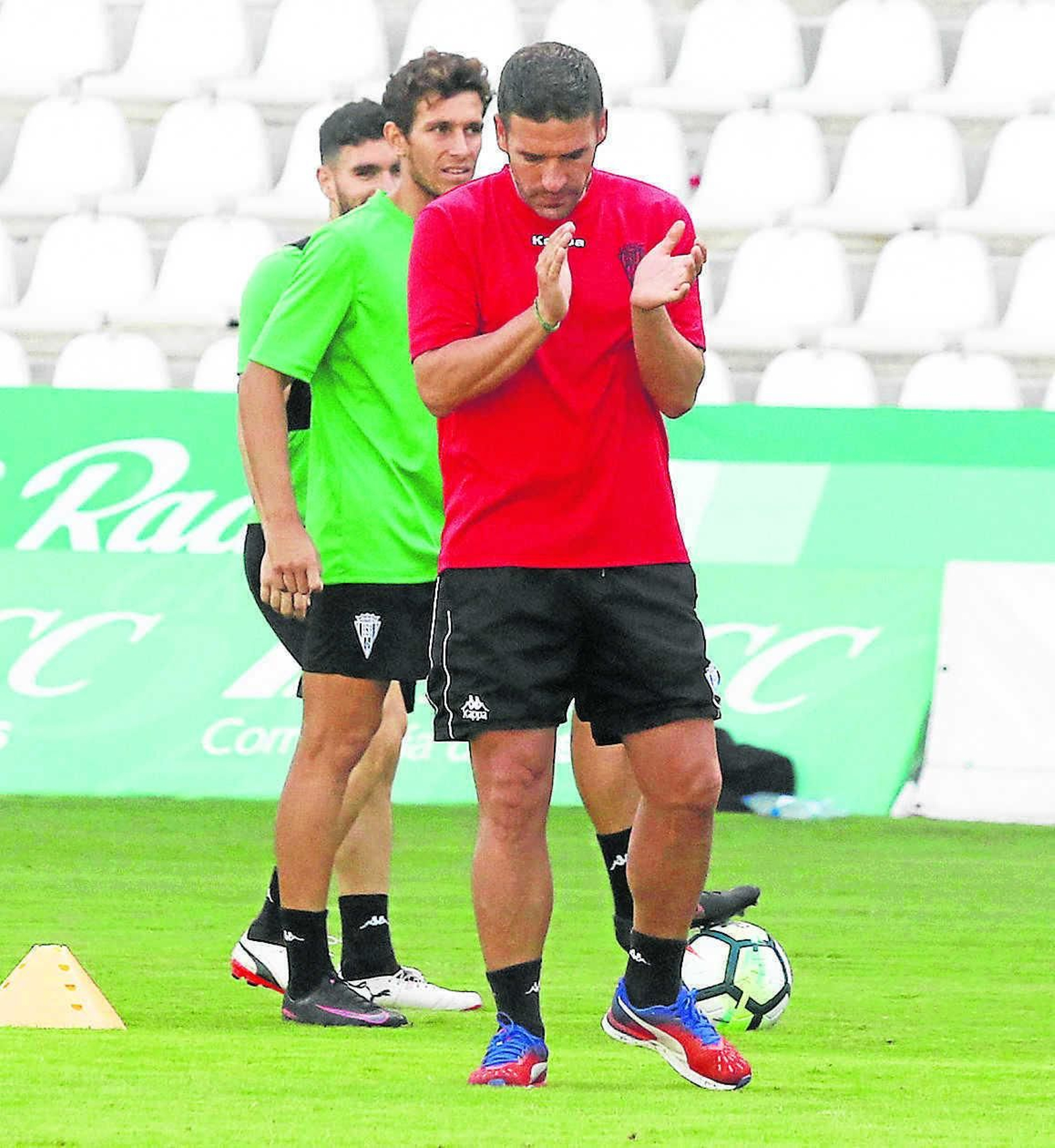Luis Carrión aplaude ante Javi Galán y Víctor Mena, durante un entrenamiento en El Arcángel.