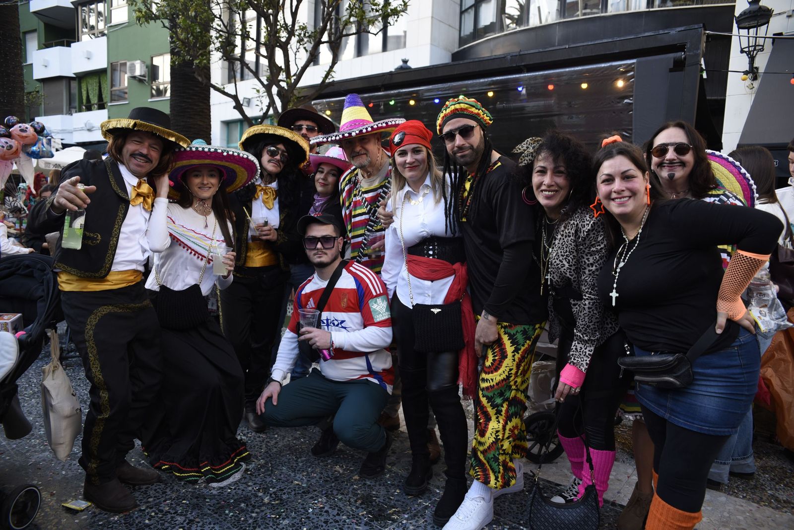 Búscate en las fotos de la fiesta en la calle del sábado en el Carnaval de la Concha Fina de La Línea