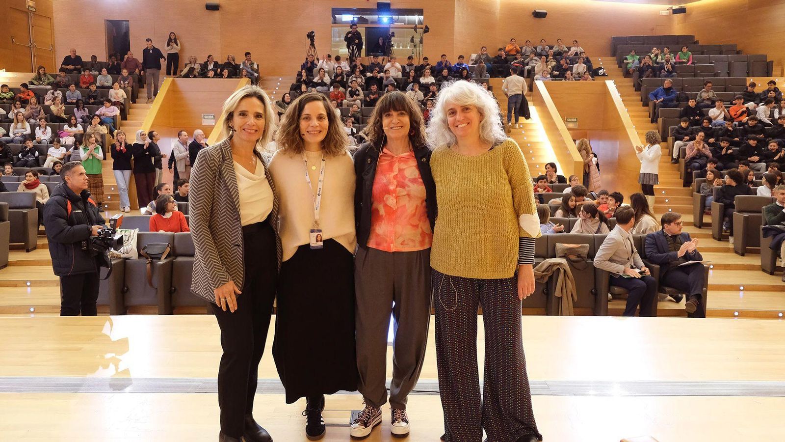 Las participantes en el encuentro junto con la moderadora, Lourdes López