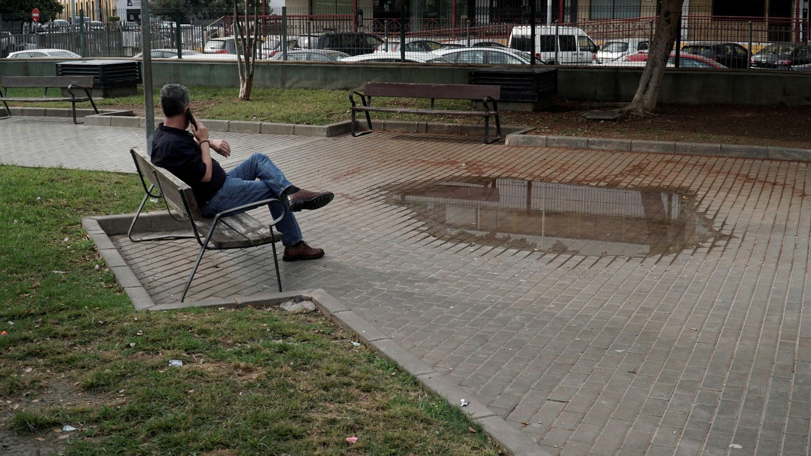 Un charco en el parque, en una imagen del viernes, tras semanas sin llover.