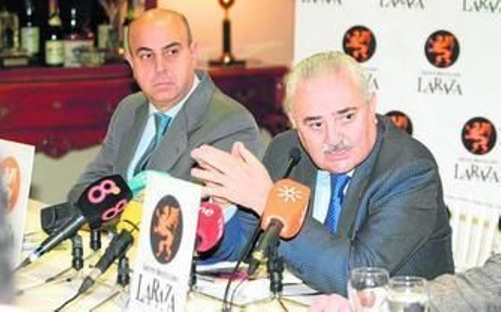 Pedro Sánchez Cuerda, propietario del Grupo La Raza, junto a Carlos Bourrellier, presidente del Consejo de Hermandades y Cofradías.