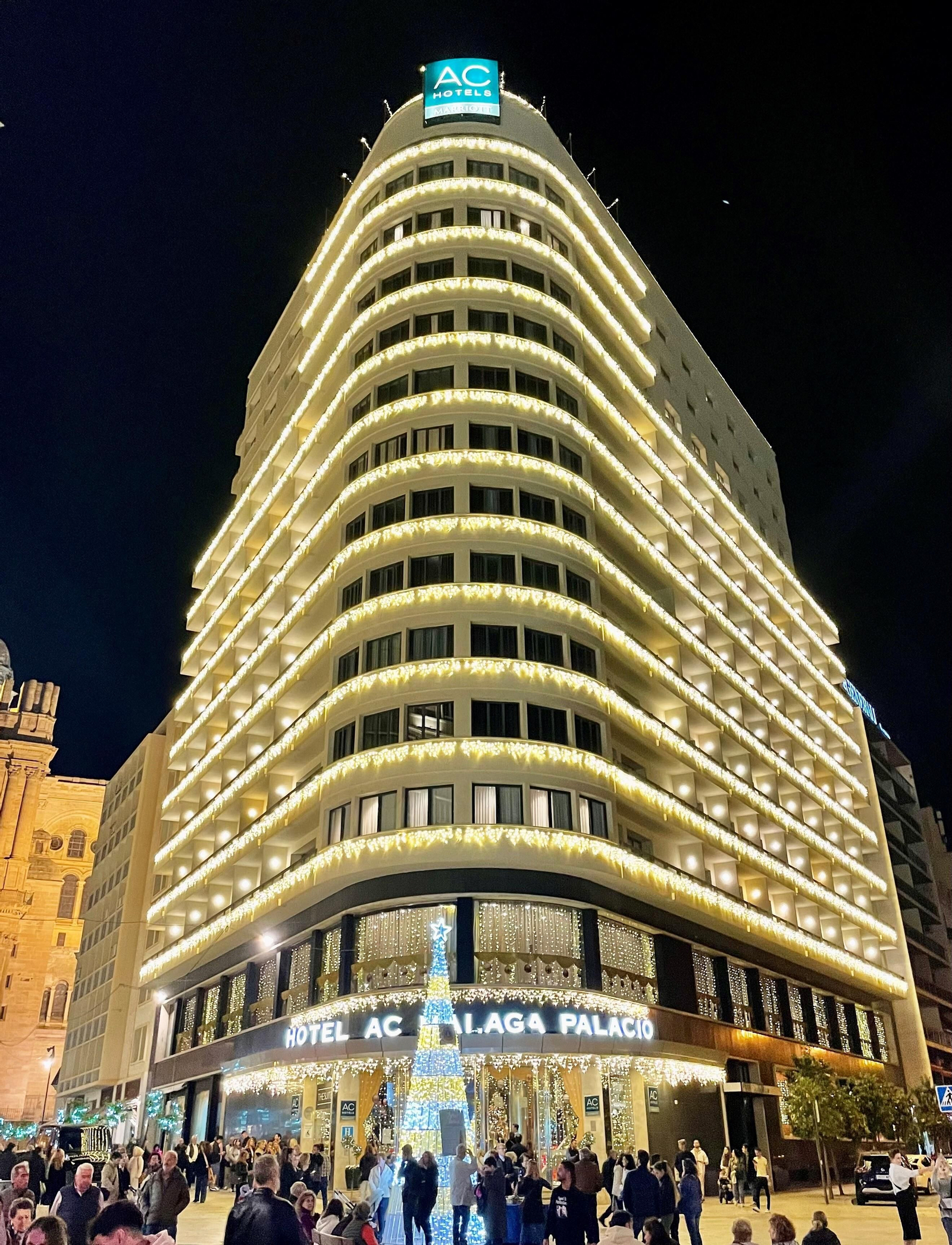 La fachada iluminada del Hotel AC Málaga Palacio. La fachada iluminada del Hotel AC Málaga Palacio.