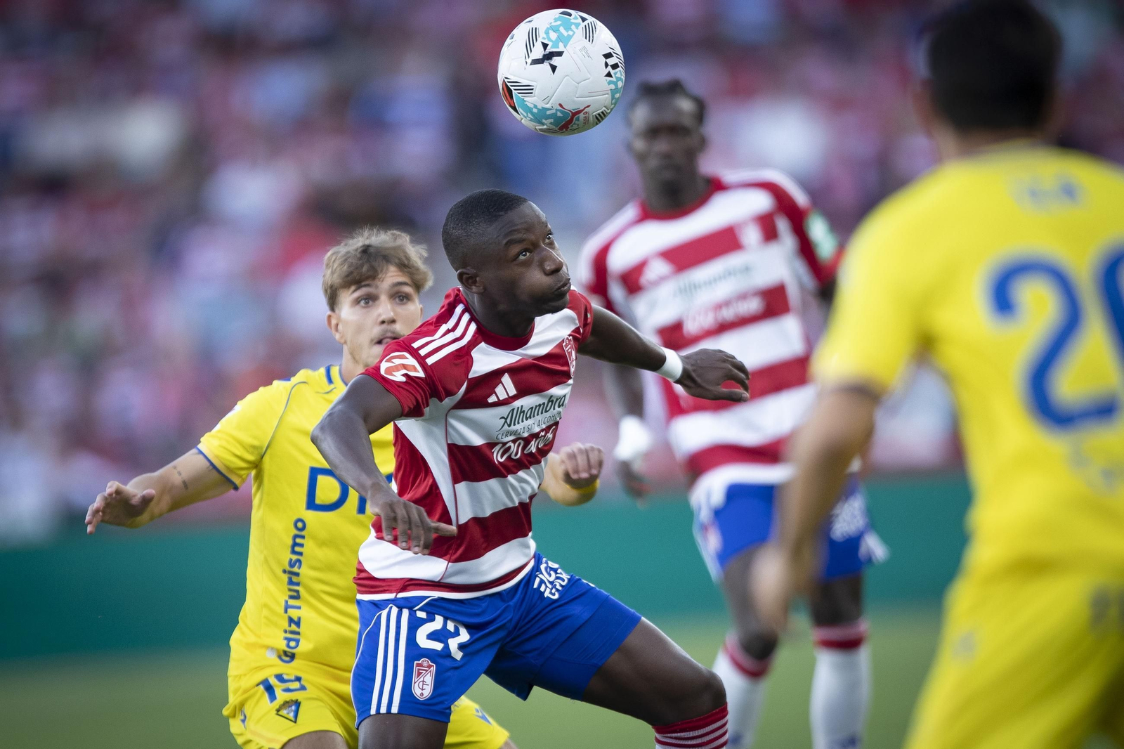 Diallo despeja de cabeza en el partido ante el Cádiz.