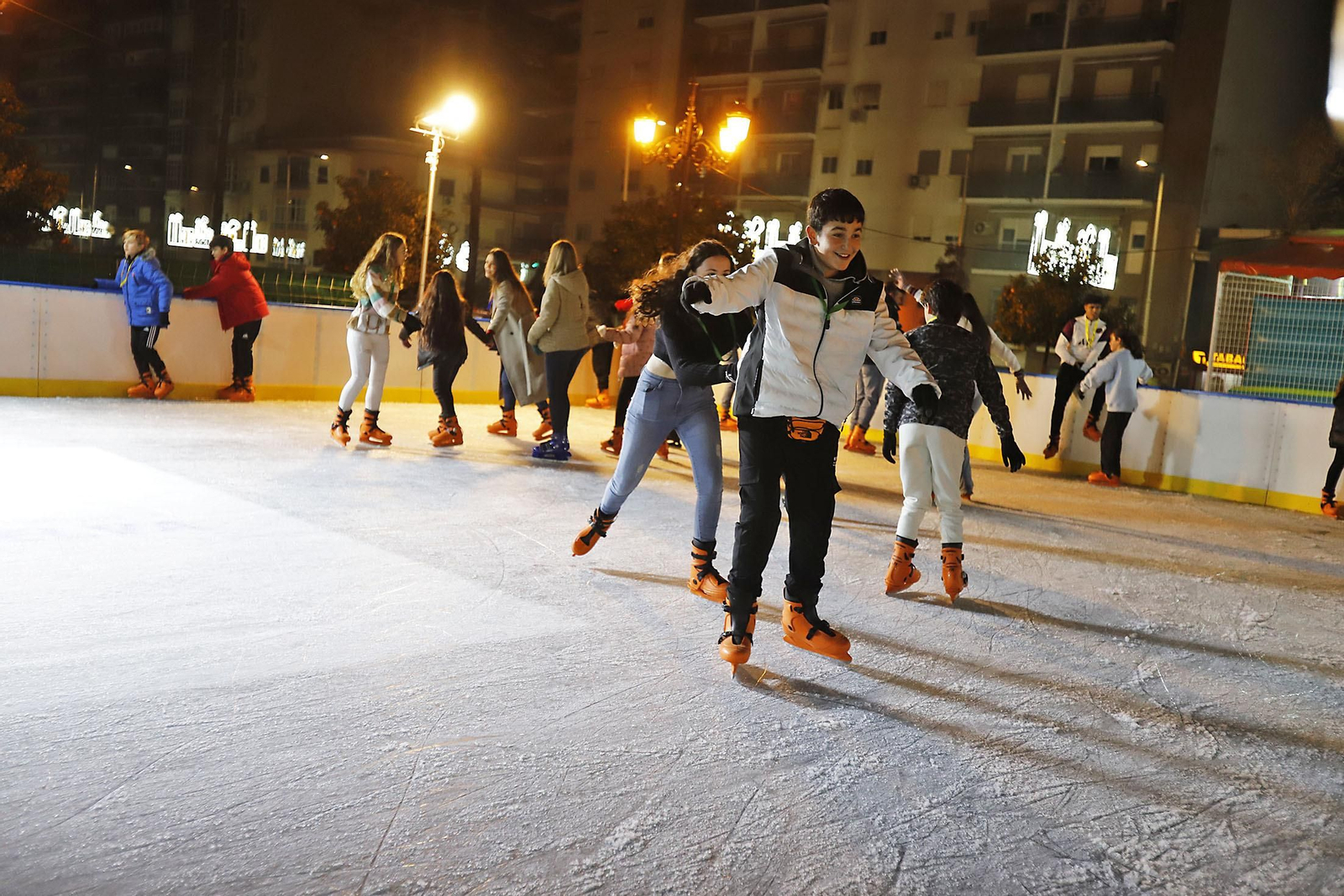Imágenes de la pista de hielo en Isla Chica por Navidad