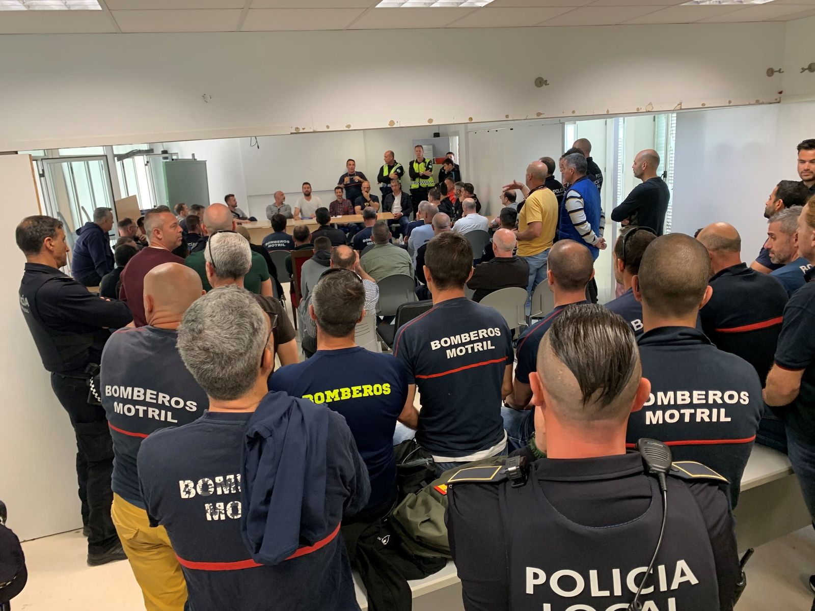 Policía y  Bomberos de Motril se 'echan a la calle'  para reclamar la aplicación de acuerdos aprobados de mejoras salariales