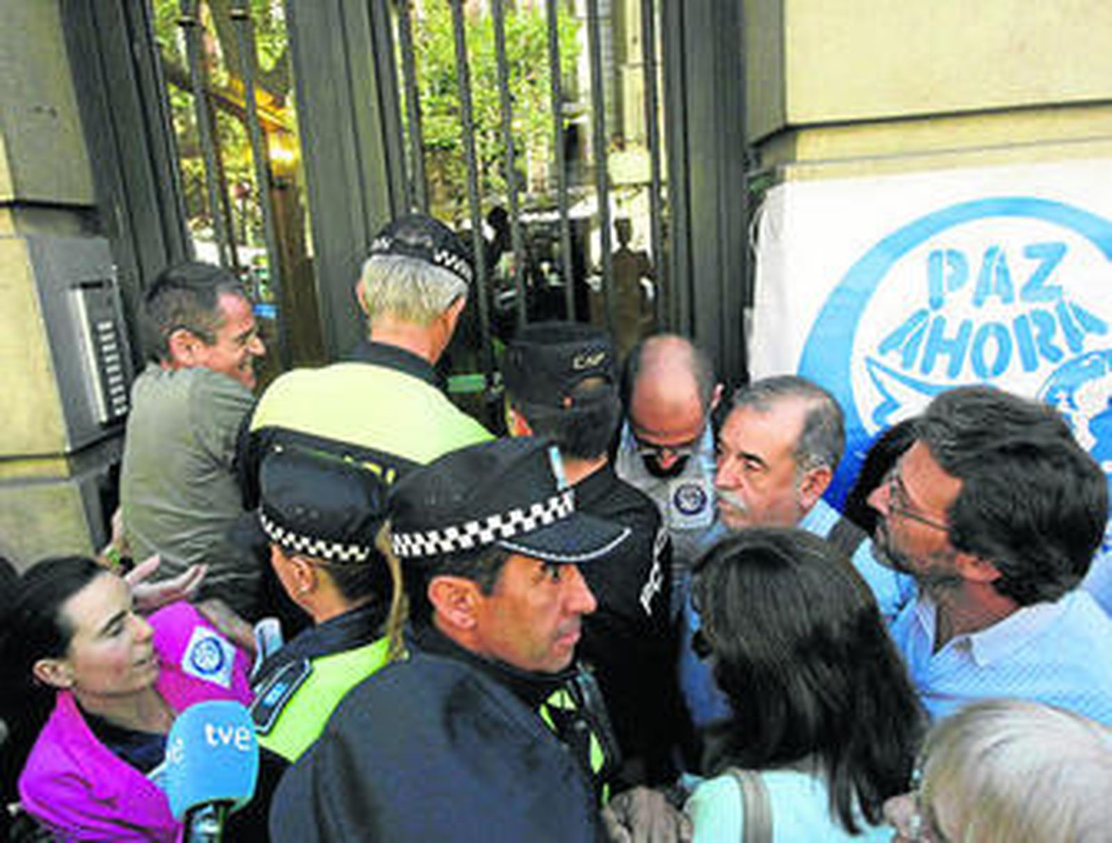 Varios policías, ayer, en la puerta de la ONG Paz Ahora.
