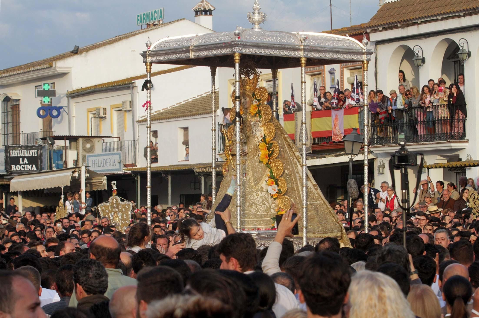 Las imágenes de la procesión de la Virgen del Rocío por la aldea en el Lunes de Pentecostés
