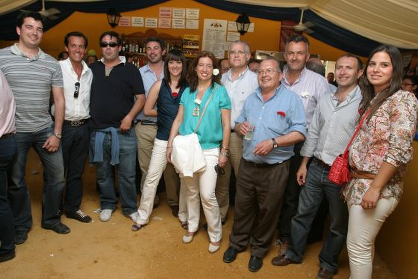 Algunos trabajadores de la plantilla de Holcim disfrutaron de la jornada en la caseta del Diario junto a Marisa López, del departamento comercial. 

Foto: Vanesa Lobo