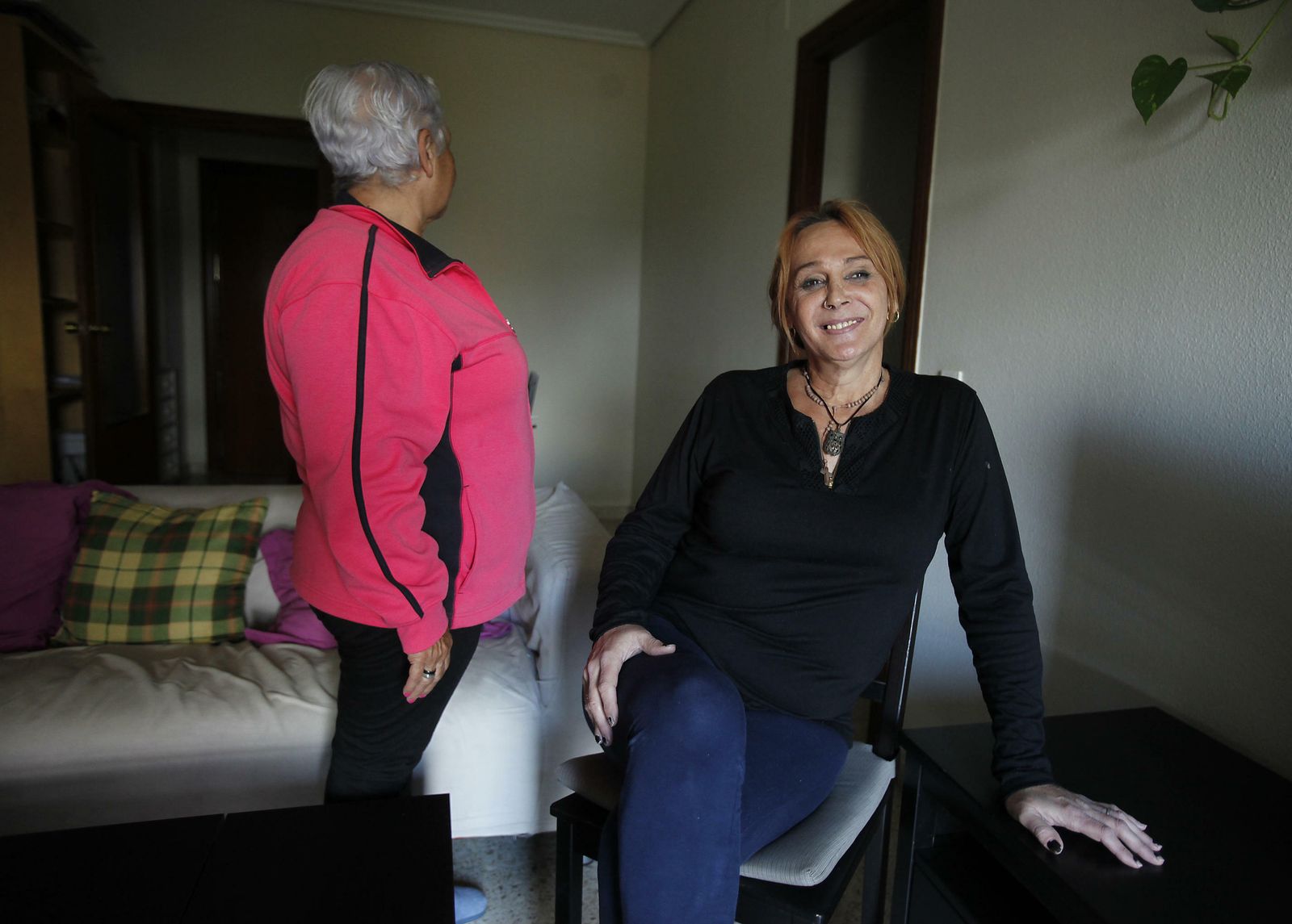 Charo, que prefiere preservar su imagen, y Diana García, en el piso en el que viven en Sevilla.
