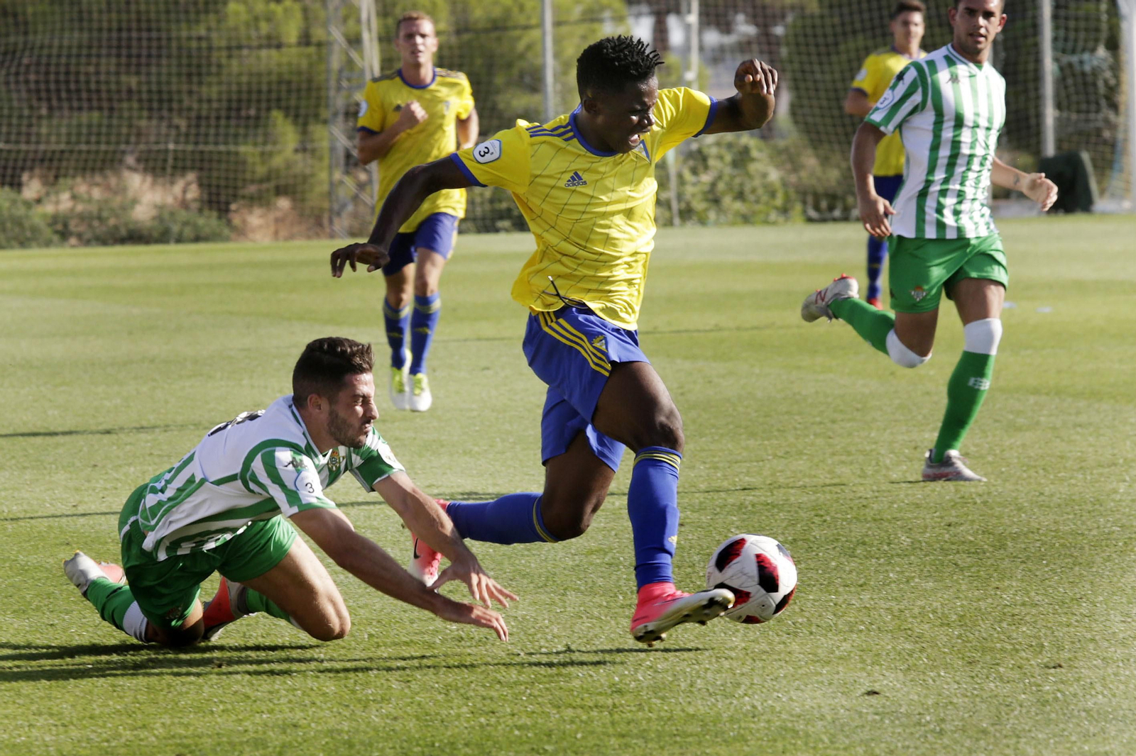 Peter, con el balón durante un partido del Cádiz B.