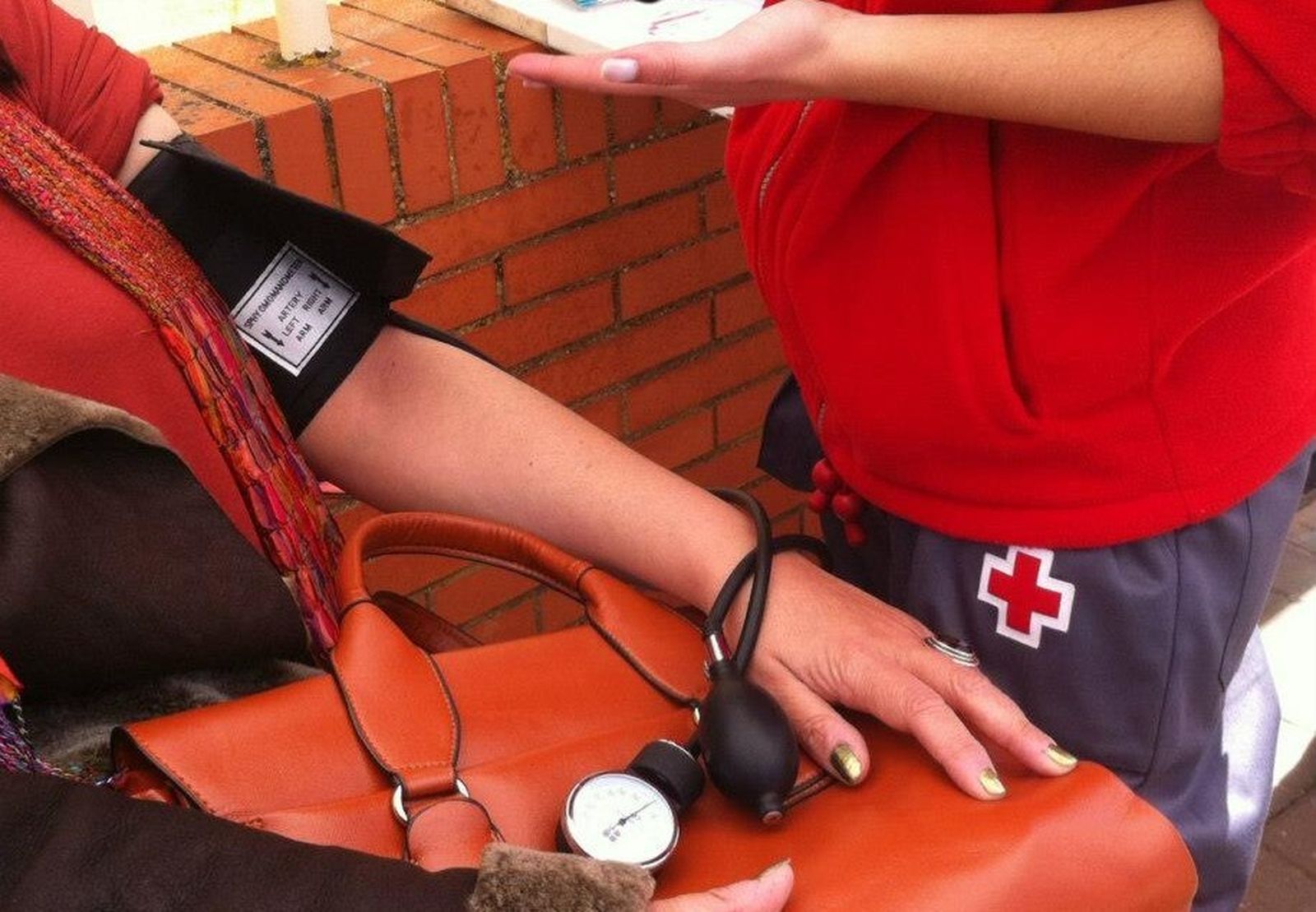 Una técnico de Cruz Roja tomando la tensión.