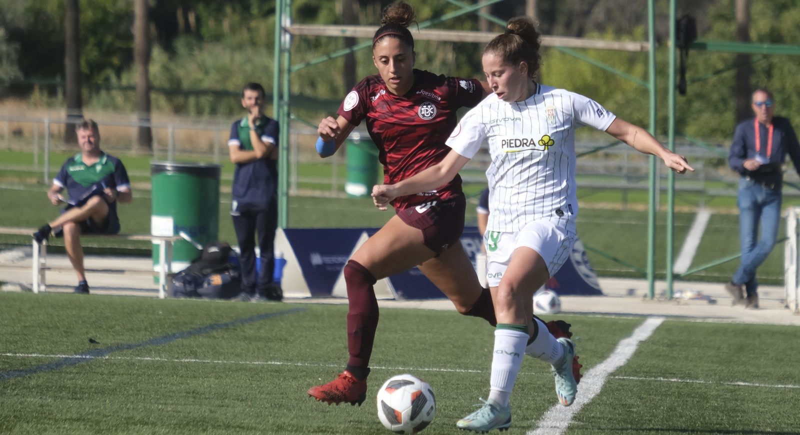 Cintia es presionada por una rival.