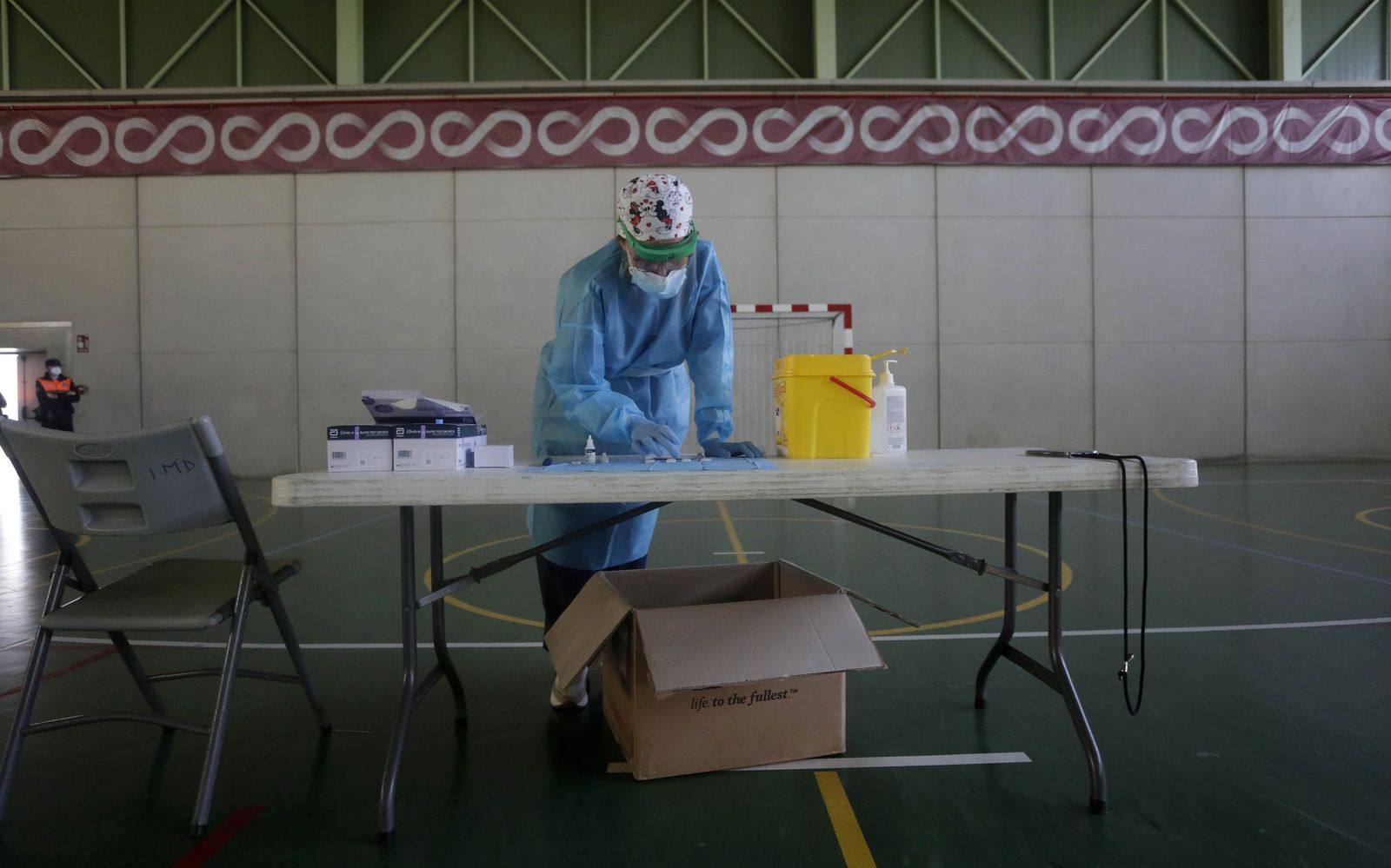 Un profesional sanitario durante un cribado de coronavirus.