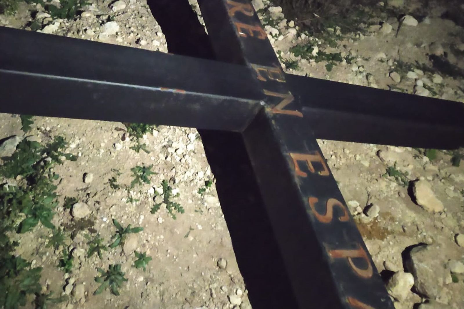 Una imagen de la cruz derribada en la Sierra de San Cristóbal.