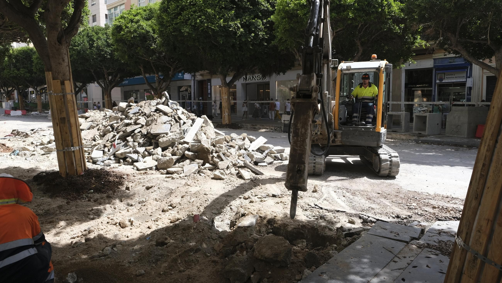 Las obras de peatonalización del Paseo de Almería entran en el turno de noche, en imágenes