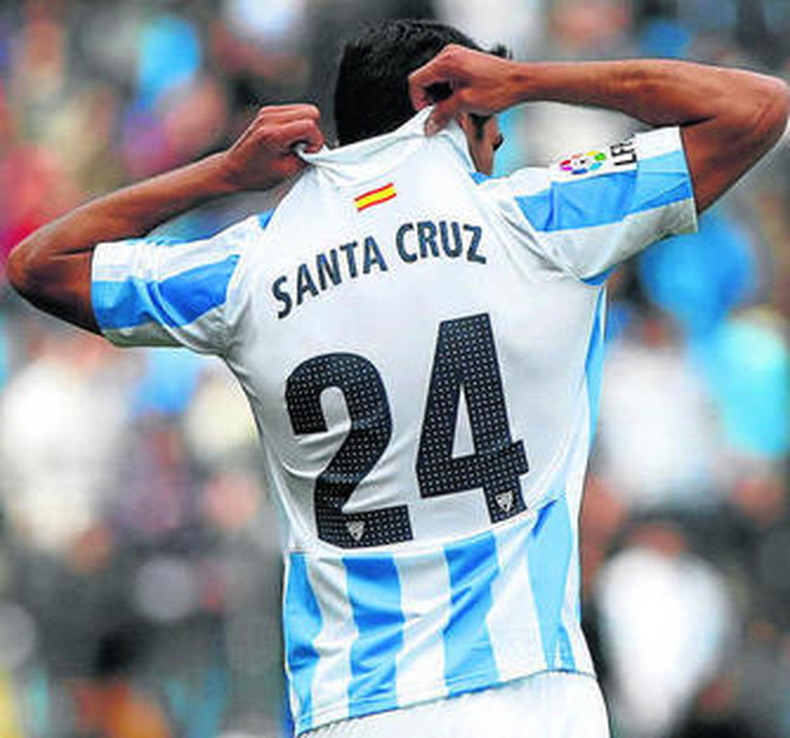 Santa Cruz se lamenta tras haber fallado un claro gol.