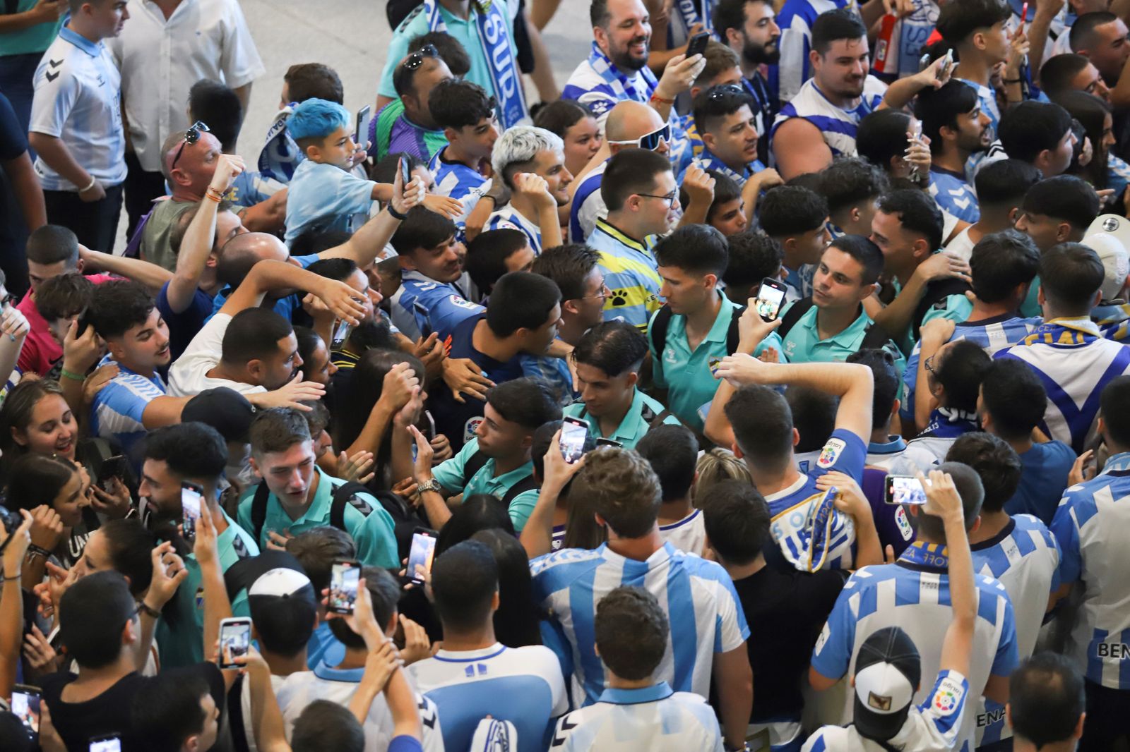 El espectacular preámbulo en el aeropuerto con la afición