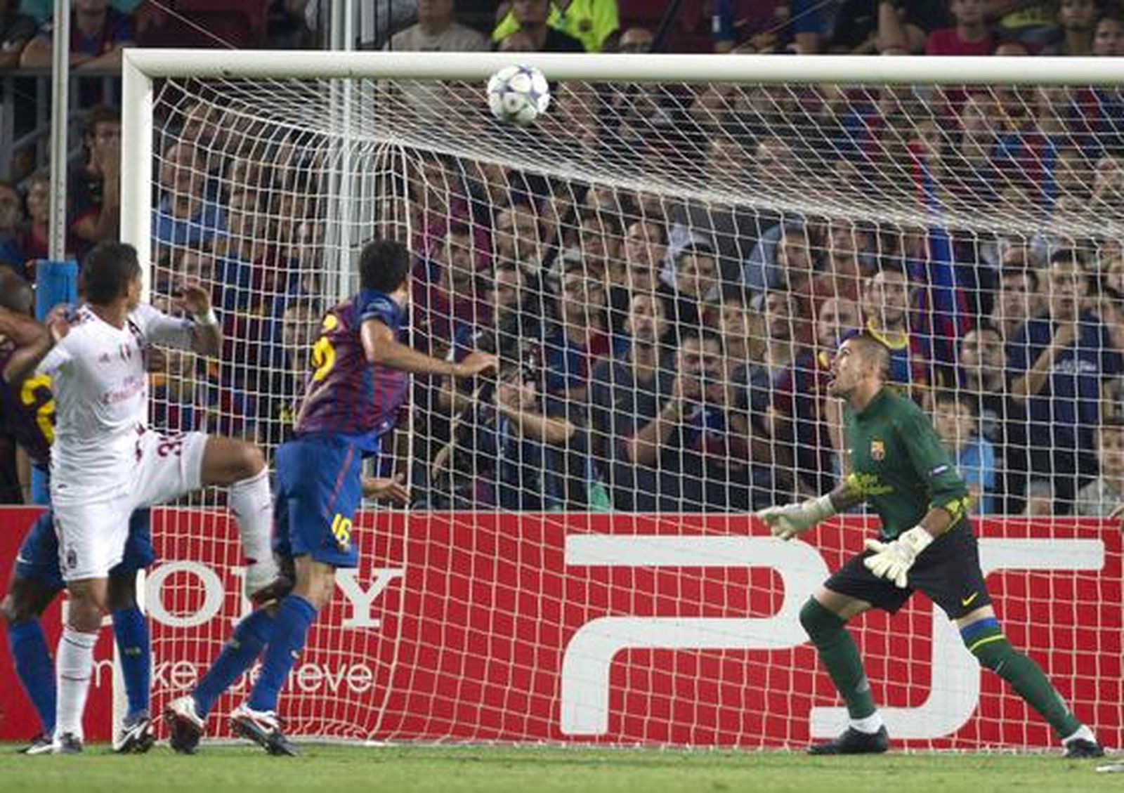 El Barcelona no consiguió pasar del empate ante un Milán muy a la italiana.

Foto: efe