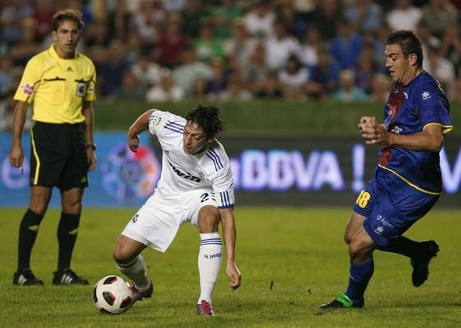 El claro dominio del Levante en el centro del campo impidió que el Real Madrid rompiese el empate a cero entre ambos canjuntos.

Foto: EFE