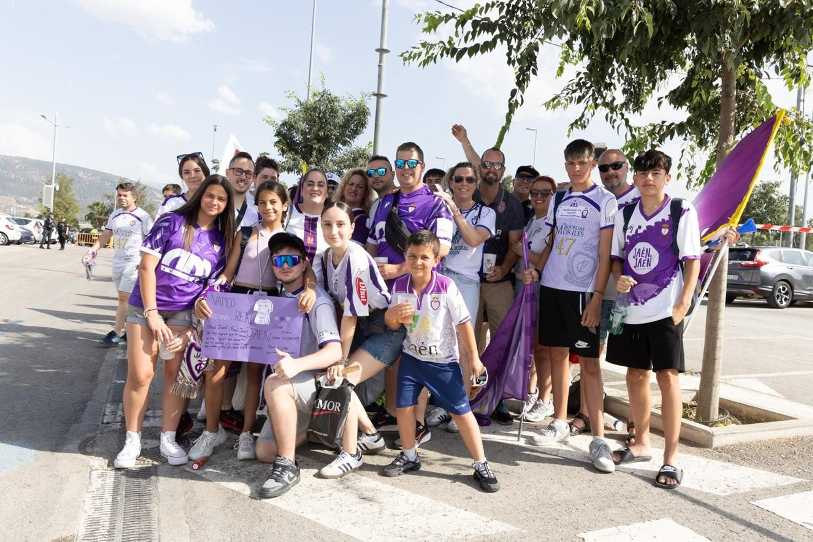 El épico recibimiento de la afición lagarta al Real Jaén, en imágenes