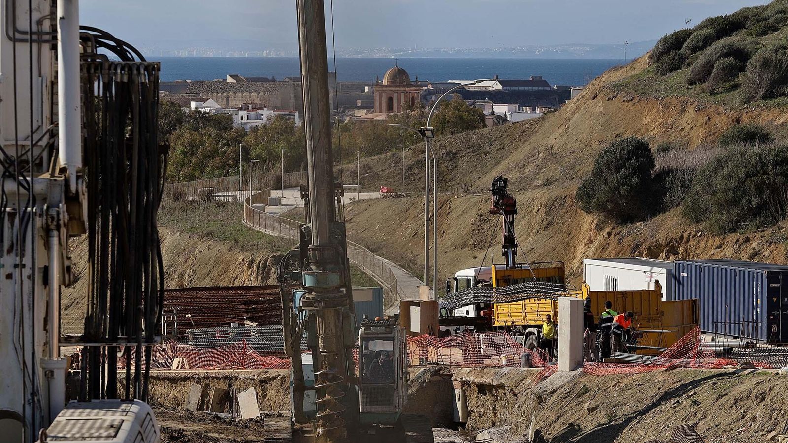Trabajos de cimentación y pilotaje en una obra en Tarifa.