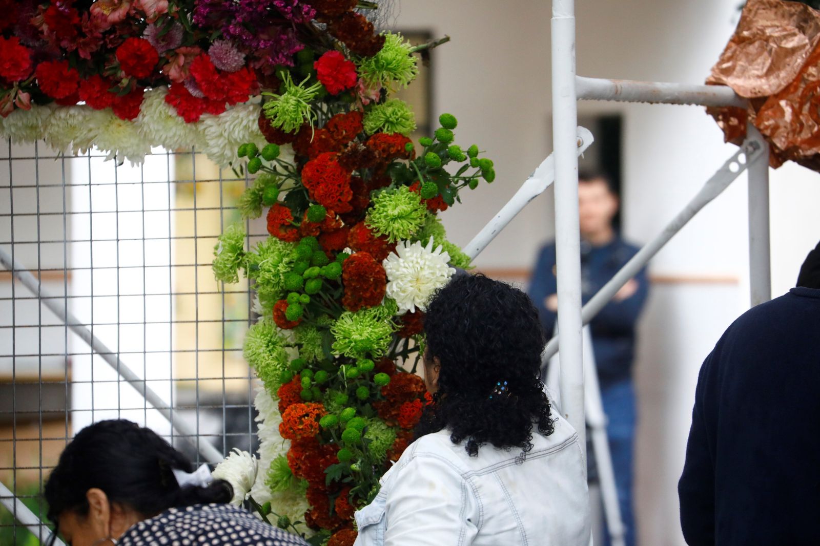 La guerrilla floral que pone el punto y final a Flora 2023 en Córdoba, en imágenes