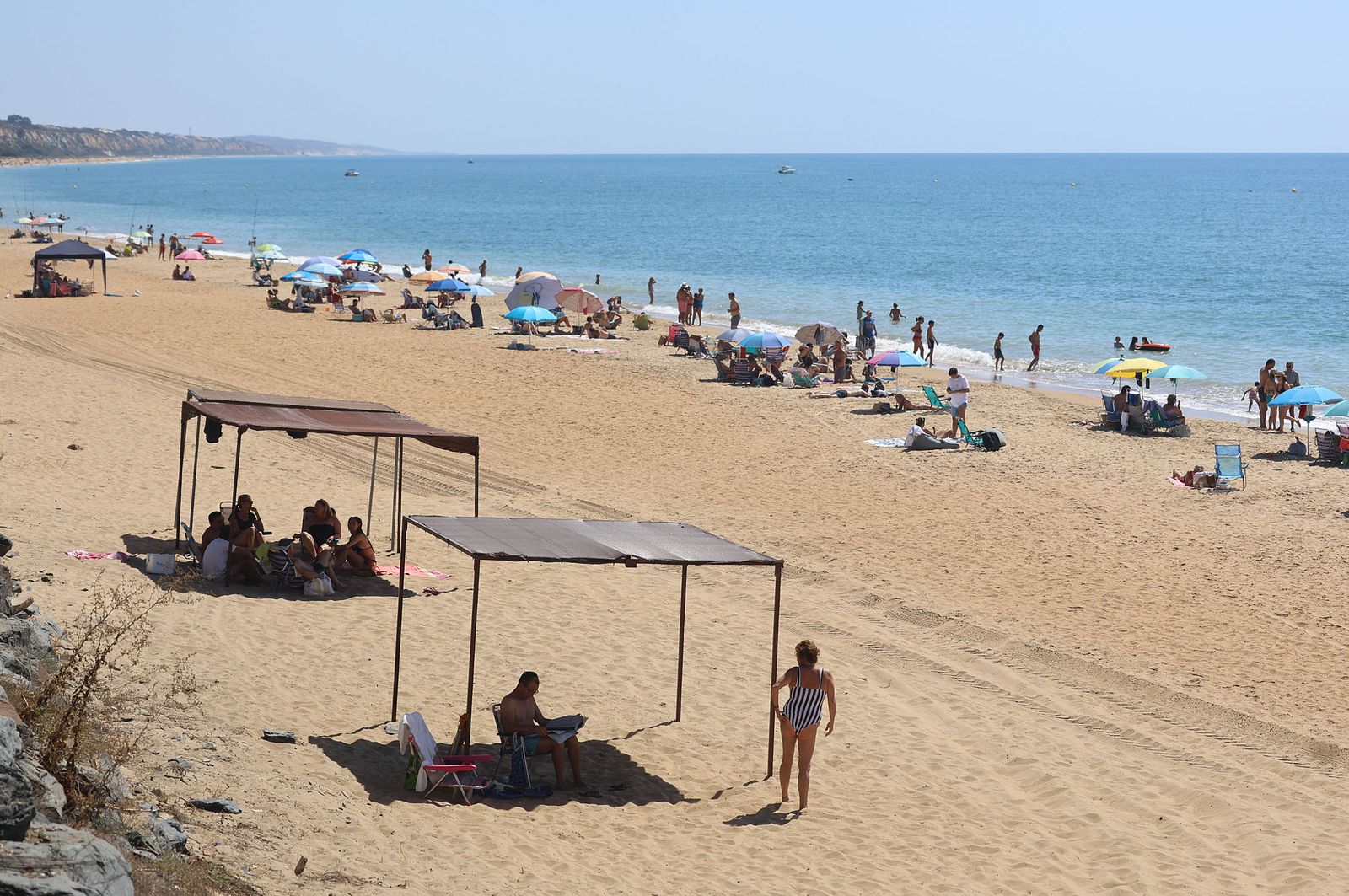 Imágenes del ambiente en las playas de Huelva durante la mañana del domingo