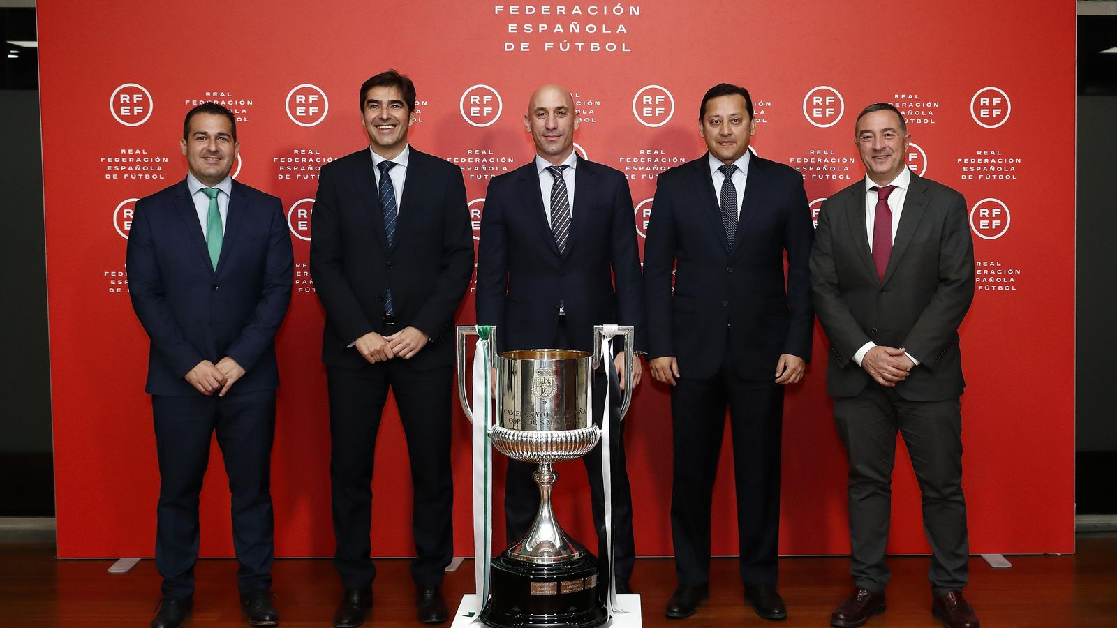 Los presidentes de Betis y Valencia posan con Luis Rubiales.