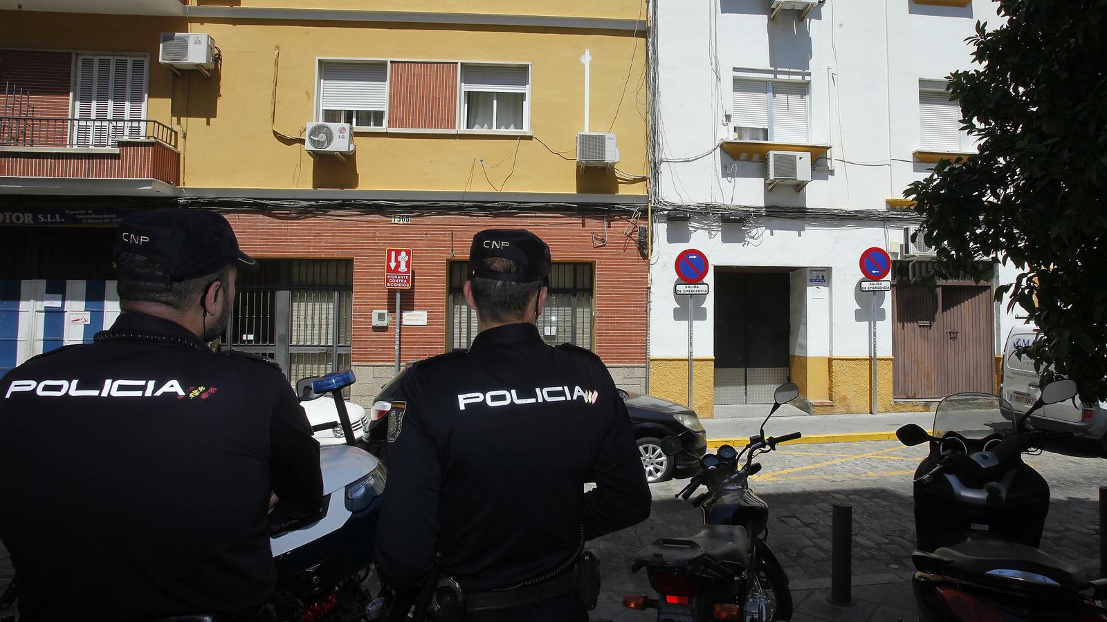 Dos policías nacionales montan guardia en Alfarería.