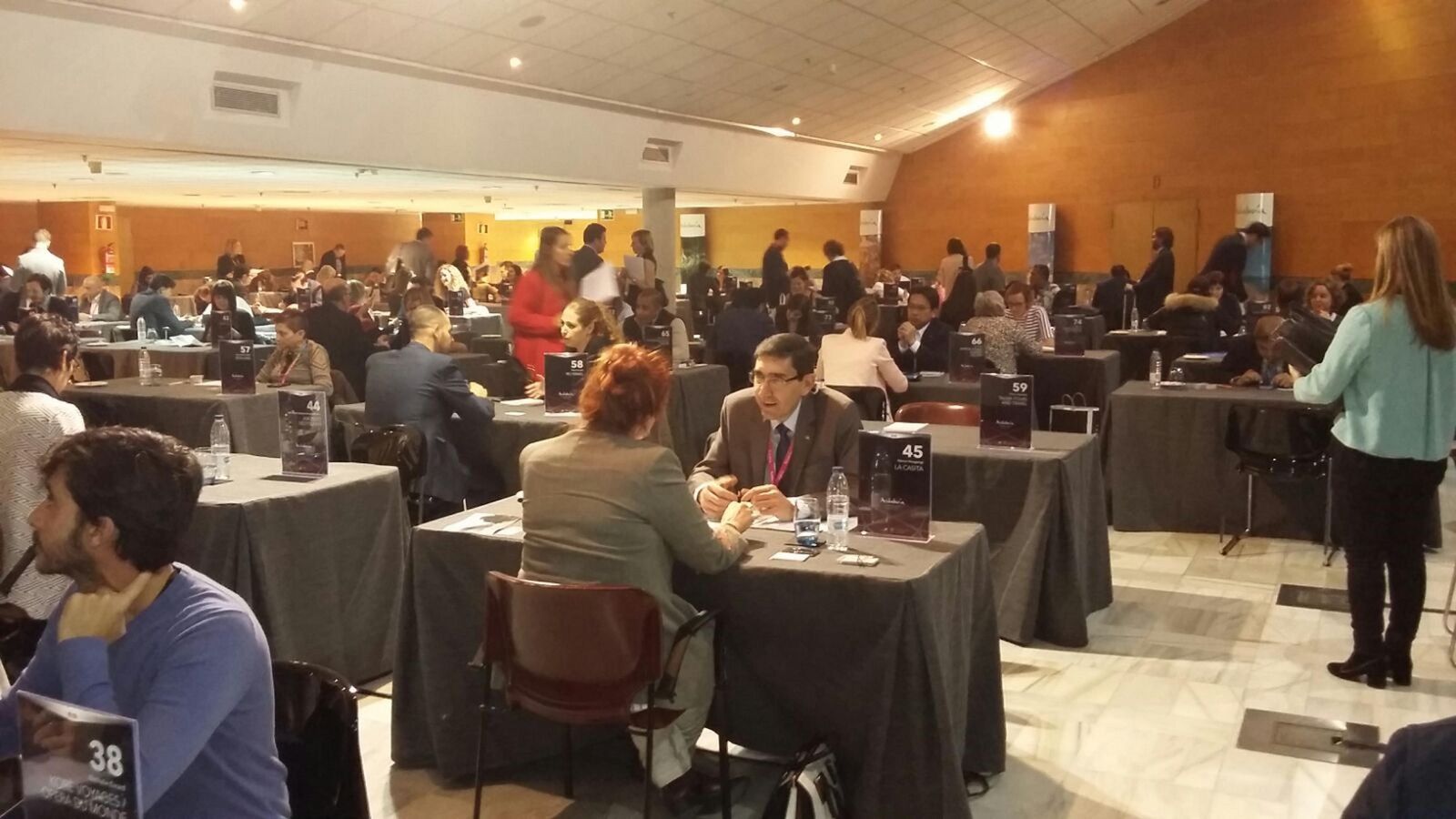 Los operadores participantes en el foro, en plenas operaciones.