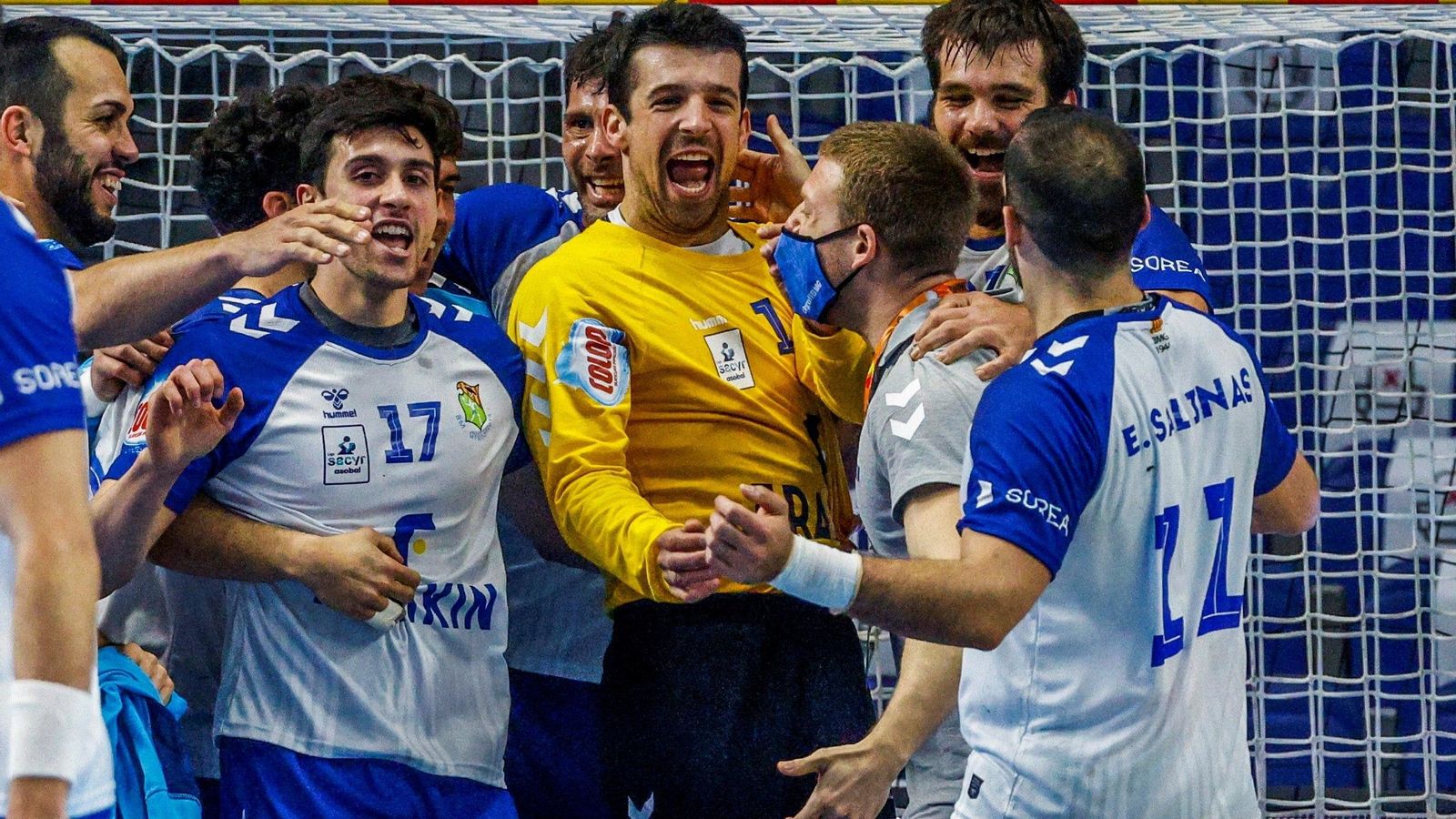Los jugadores del Granollers felicitan a su portero, Marc Guardia, al final del partido.