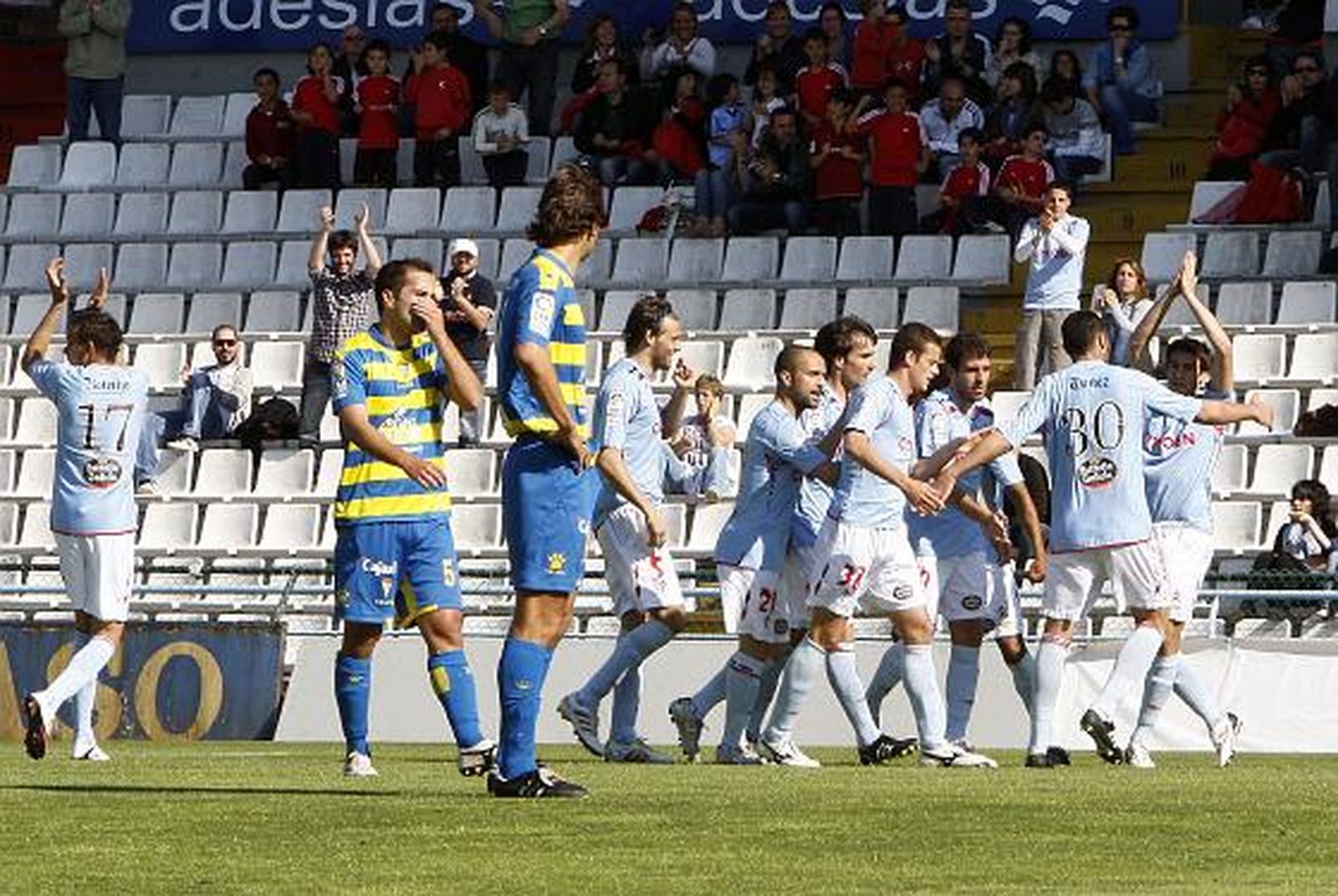 Fleurquin y Fragoso observan la celebración del 1-0, obra de Dani Ábalo. 

Foto: LOF