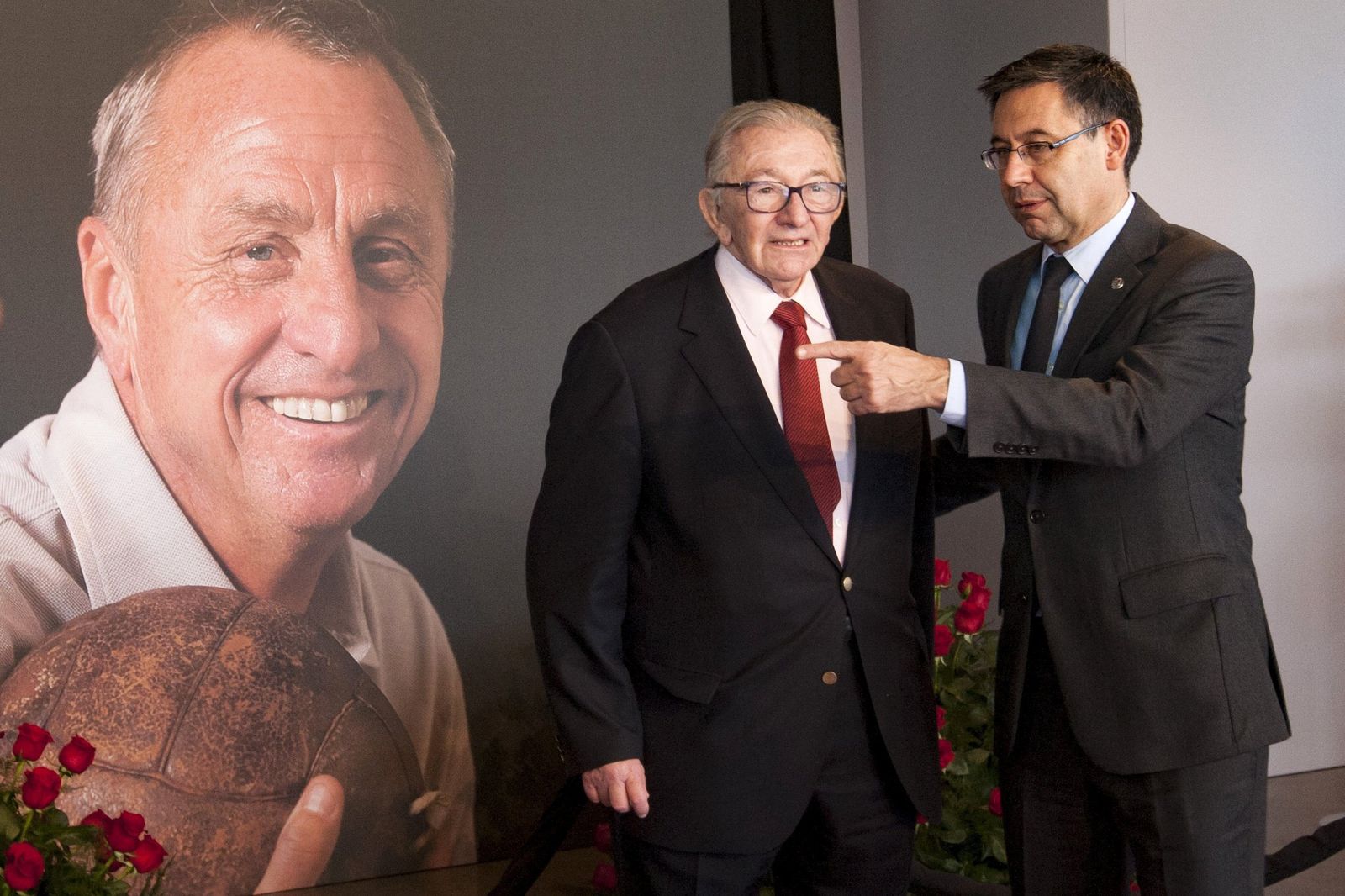 Agustí Montal, junto a Bartomeu en el homenaje a Cruyff.