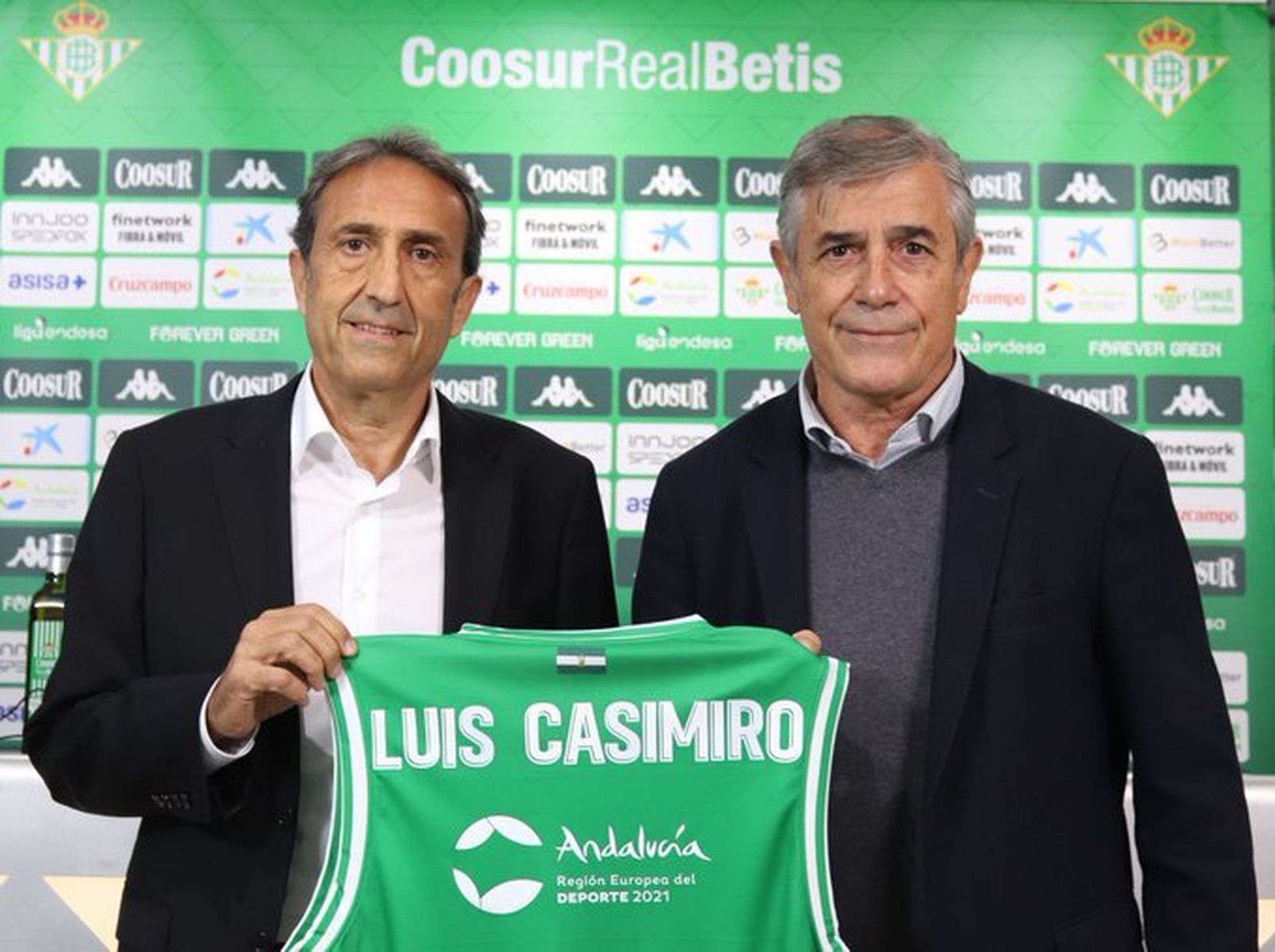 Luis Casimiro posa con Berdi Pérez, director deportivo.