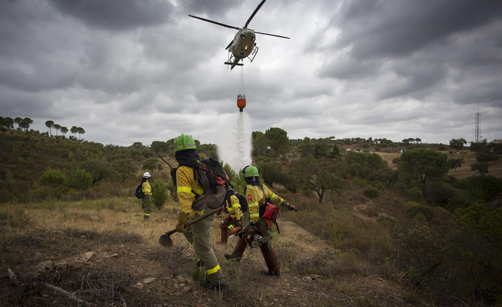 Ejercicio contra incendios en la base Brica de Madroñalejo, en Aznalcóllar