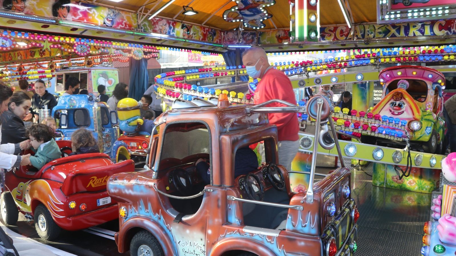 Más de una treintena de atracciones y casi una veintena de puestos de juego.