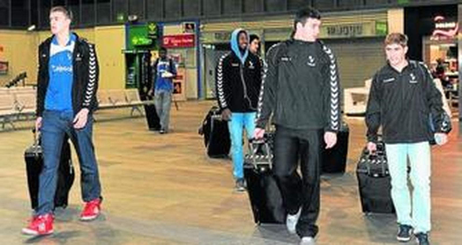 Balvin, Burjanadze y Corrales, que debuta en una convocatoria del primer equipo en ACB, caminan por Santa Justa antes de tomar el AVE con dirección a Zaragoza.