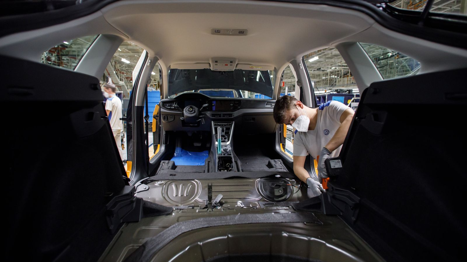 Es en el taller de montaje en el que más trabajadores interactúan alrededor del coche. La mayoría de ellos son hombres, aunque la cifra de mujeres crece y ya se acerca al 20 por ciento.