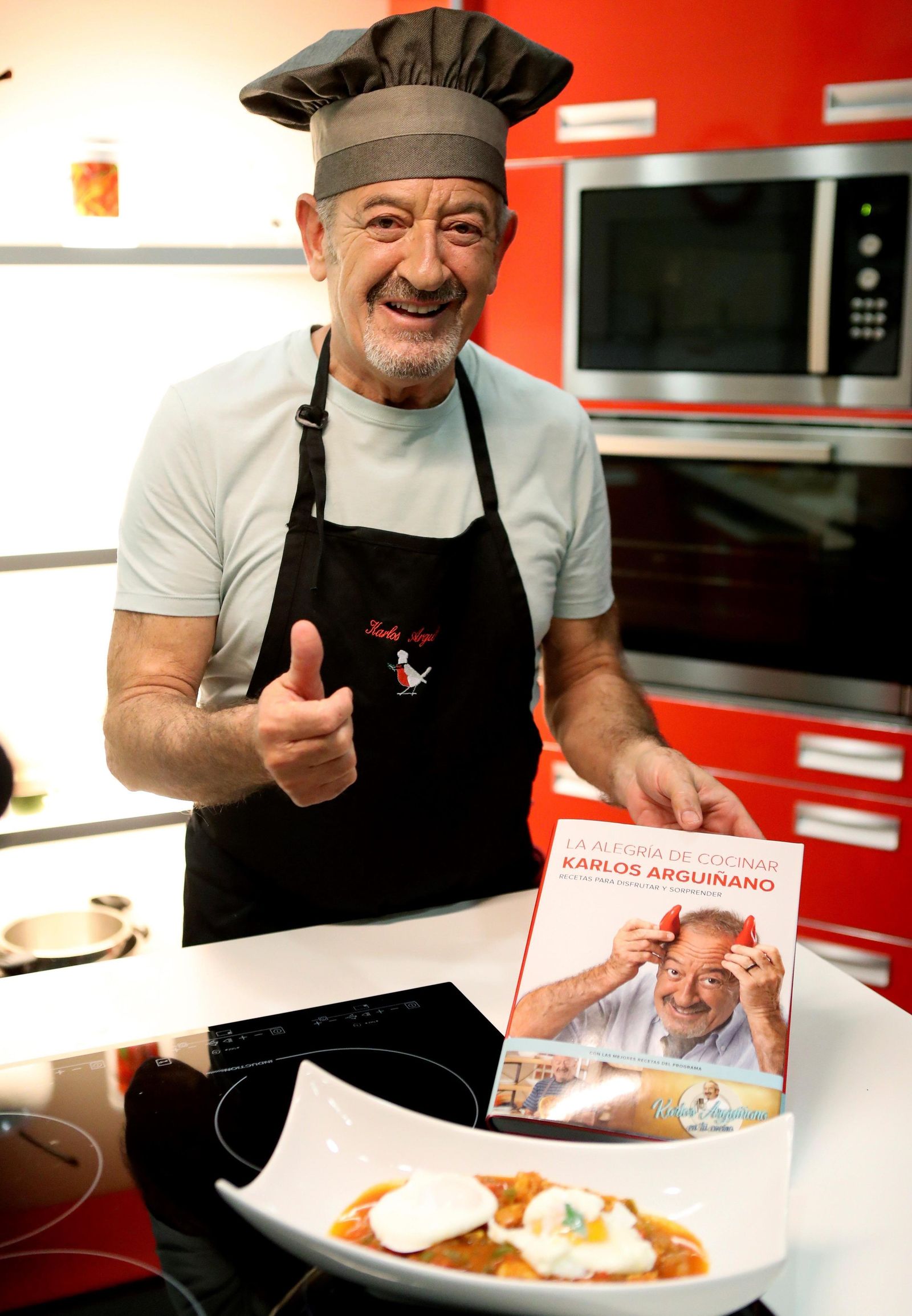 El chef Karlos Arguiñano con su nuevo volumen sobre cocina y alimentación.