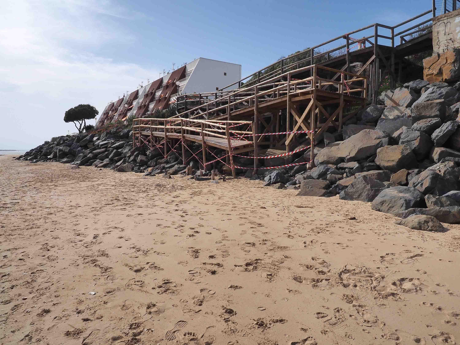 Así están los accesos y la playa de El Portil clausurados por el Ayuntamiento de Punta Umbría para este verano Así están los accesos y la playa de El Portil clausurados por el Ayuntamiento de Punta Umbría para este verano